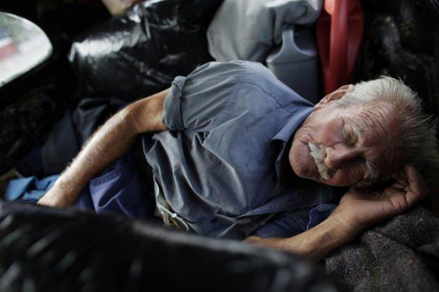 <p>Oscar'ın kırık d&ouml;k&uuml;k arabasında yaşamasının nedeni ise her şeyini kaybetmiş olması. Eşiyle boşanmaya karar verdiklerinde, ellerindeki t&uuml;m malvarlıklarını satmışlar. Ama&ccedil; herşeyi eşit şekilde paylaşabilmekmiş.</p>