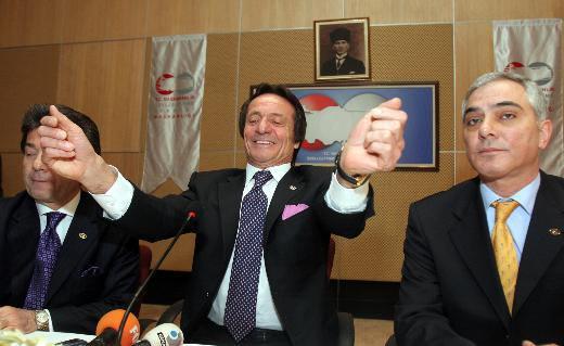 <p><strong>KARAYOLLARI ARAZİSİ</strong><br /> Karayolları Genel Müdürlüğü’nün İstanbul Levent'te bulunan arazisinin satışına ilişkin nihai pazarlık görüşmelerinde en yüksek teklifi 800 milyon dolarla Zorlu Gayrimenkul Geliştirme ve Yatırım A.Ş. verdi. Arazinin büyüklüğü 96 bin 505 metrekare. Zorlu Gayrimenkul arazide önemli bir gayrimenkul projesi geliştirdi.</p>