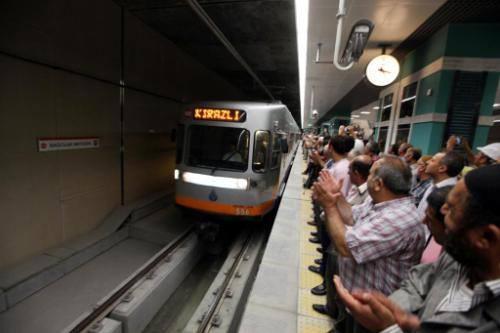 <p> İlk yolculuğu Başakşehir yönüne yapan Bağcılarlılar, metronun hizmete alınmasından duydukları memnuniyeti dile getirdiler.</p>
