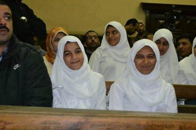 <p>Gen&ccedil; kızlar, İskenderiye'nin El-Menşiyye b&ouml;lgesindeki mahkemede yapılacak ilk temyiz duruşmasına g&uuml;venlik g&uuml;&ccedil;lerinin nezaretinde getirildi.</p>