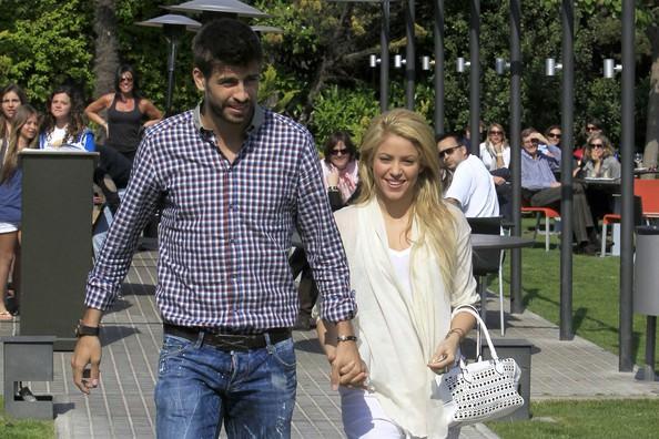 Barcelonalı futbolcu Gerard Pique ve ünlü Shakira'nın başı, eskiden yanlarında çalışan hizmetçi ve kocası ile dertte...