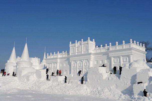 Çin'de gerçekleşen 'Jingyue Snow World Festival' adlı geleneksel kar festivalinde dev binalar inşa edildi. Binaların özelliği ise hepsinin kardan yapılması... 200 kilometrekarelik bir alanda gerçekleşen festival için onlarca sanatçı günlerce çalıştı. Heykeller, gece de ışıklandırılarak görsel bir şölen sunuyor.
