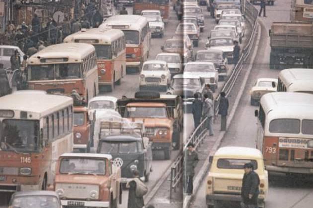 <p>1976 yılının İstanbul'unda Beyazıt'taki trafik çilesi...</p>