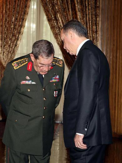 (CHP Afyonkarahisar Milletvekili Ahmet Toptaş'ın bildirinin saat 23.17'de yayınlandığını, Başbakan ile bir gün sonra saat 12.00'de görüşmesine ilişkin bir sorusu üzerine de) Saat 06.00'ya kadar Başbakanlık'tan kimse aramadı beni. Ben Bolu'da mola vermiştim, Başbakan'ın aradığını orada öğrendim. Bolu'dan İstanbul 45 dakika. Geldim İstanbul'a, ilk aradığım, Başbakan. 