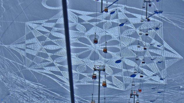 Çoğunluğu Fransa'da Mont Blanc manzaralı Savoie Vadisi'nde ya da Les Arc'ta çekilen bu kareler günün farklı saatlerinde güneş ışığının da etkisiyle çok farklı görünümlere bürünüyor.