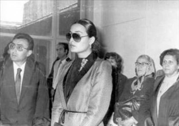 <p>BÜLENT ERSOY Ünlü sanatçı 1980 yılında evine giren hakime hakaret edince tutuklanıp Buca Cezaevi'ne yerleştirildi.</p>