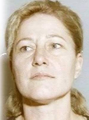 <p>Ayşe Benli Türk dolandırıcıların dünyaya açılması da uzun sürmedi. Ayşe Benli'nin kumar çetesi Las Vegas'daki Venetino Casino'ya 2 milyon dolarlık kazık atarak ABD'yi bile karıştırdı.Poker oynarken yaptıkları hile uzmanları tarafından bugün bile çözülemeyen Benli çetesi FBI tarafından aranıyor. Ancak henüz izlerine rastlanabilmiş değil.</p>