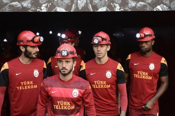 <p>Herkesi yasa boğan Soma'daki maden faciası sonrası spor sahaları da farklı saygı duruşlarına sahne oldu.</p>