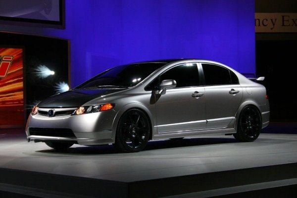 <p>Ayrıca Civic Sedan Elegance Smart donanımında 7 inç dokunmatik multimedya ekranı hediye ediliyor.</p>