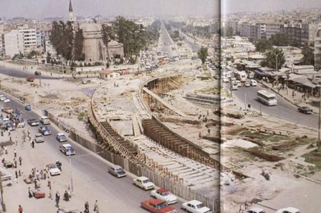<p>Fotoğrafta 1974'te inşa edilen Aksaray üst geçidi ve civarı görülüyor.</p>