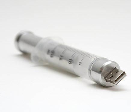 <p>USB hafızaları genelde standart tasarımlarda ve yine benzer büyüklüklerde görüyoruz. Ama bazıları var ki "bunu nasıl düşünmüşler" demekten kendinizi alamıyorsunuz. İşte tasarımıyla şaşırtan USB hafızalar...</p>
