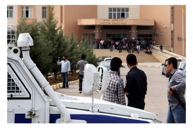 <p>Dicle Üniversitesi Mimarlık ve Mühendislik Fakültesi önünde karşıt görüşlü iki öğrenci grubu arasında bildiri dağıtılması nedeniyle çıkan tartışma kısa sürede kavgaya dönüştü. Polisin müdahalesiyle kavga büyümeden sona erdi.Daha sonra İlahiyat Fakültesi önünde toplanan bir grup ''Kahrolsun PKK'' sloganları eşliğinde yürüyerek, Ziya Gökalp Eğitim Fakültesi Binası girişinde toplanan gruba taşlı ve sopayla saldırdı.</p>