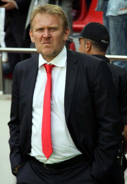 <p>YÜZDE DOKSAN PROSINECKI<br />Hoca arayışını sürdüren Beşiktaş'ta ibre Robert Prosinecki'ye döndü. Son kararın ise Başkan Fikret Orman'ın vereceği ve yüzde 90 olumlu görüş bildireceği ifade edildi. (HABERTÜRK)</p>