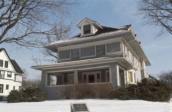 Ernest Hemingway çocukluğunun geçtiği bu ev, Illinois-Oak Park’ta. Hemingway’in çocukluk ve gençlik yıllarının geçtiği Chicago’daki bu ev geçtiğimiz salı günü 525 bin dolara satıldı.