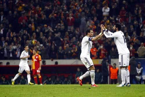 <h1>UEFA.COM</h1>
<div class="galeri_kattext">
<p><span class="bold_14_black">Galatasaray ikinci yarıda kısa sürede attığı 3 golle Real Madrid’i korkuttu. İspanyollar ilk maçtaki skorla yarı finale çıktı.</span></p>
</div>