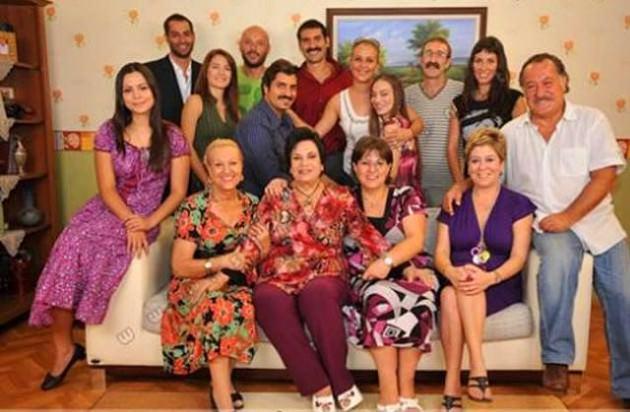 2000 ile 2009 Yıllar Arasında Seyirci ile Buluştu Beyhan Saran,Meral Niron,Emel Göksü,Ayşenil Şamlıoğlu,Hülya Gülşen,Irmak İpek Ve Ferhunde Hanım dizisinden oyuncu kadrosuyla uzun zamanlar ekranlarda kaldı