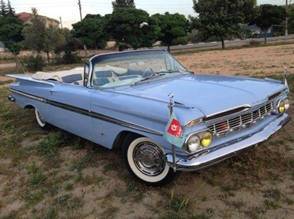 <p>Bursalı Tekstilci Cihan Güneş, klasik otomobil tutkunu kızı Dilara Güneş'e 18'inci yaş günü hediyesi olarak 47 bin dolar'a 1959 model Chevrolet Convertible otomobil verdi.</p>