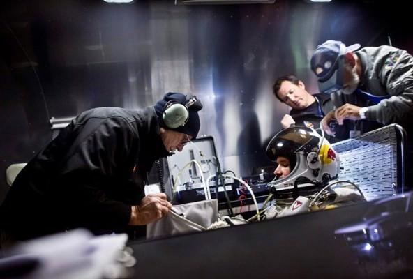 Avusturyalı hava dalışçısı Felix Baumgartner, balonla en yükseğe çıkan ve en yüksek mesafeden serbest dalış gerçekleştiren insan oldu.