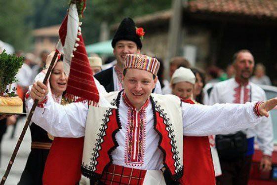 <p>Ayrıca gelinle damada somun ekmeği verilir, hangisi bu ekmekten daha büyük parça koparırsa evde onun sözünün geçeceğine inanılır.</p>