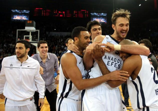 THY Euroleague çeyrek final 4. maçında Olympiakos'u Jamon Gordon'un son saniye basketi ile 74-73 deviren Anadolu Efes seriyi 2-2'ye getirdi. 