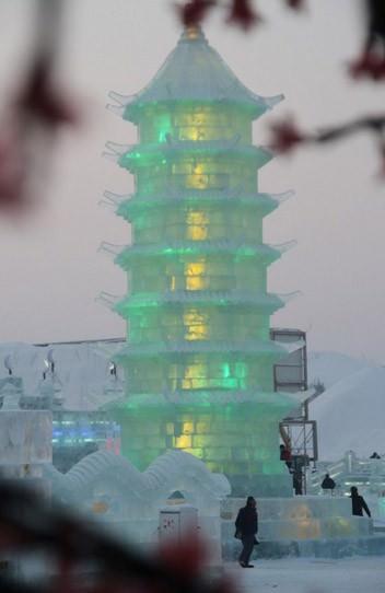 Çin'de gerçekleşen 'Jingyue Snow World Festival' adlı geleneksel kar festivalinde dev binalar inşa edildi. Binaların özelliği ise hepsinin kardan yapılması... 200 kilometrekarelik bir alanda gerçekleşen festival için onlarca sanatçı günlerce çalıştı. Heykeller, gece de ışıklandırılarak görsel bir şölen sunuyor.