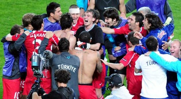 Türkiye 3 - 2 Çek Cumhuriyeti:  15 Haziran 2008.. Türk futbol tarihinin belki de en unutulmaz maçlarından birisi.. Euro 2008'de grubundaki son maçında Çek Cumhuriyeti ile karşılaşan A Milli Takımımız, 2-0 geriye düştüğü maçı Arda Turan ve Nihat Kahveci'nin (2) golleriyle çevirmiş ve "Geri Dönüşün Kralları" lakabını kazanmıştı.. Bu maçın son bölümlerinde Volkan Demirel'in kırmızı kart görmesi nedeniyle kaleye Tuncay Şanlı geçmişti..