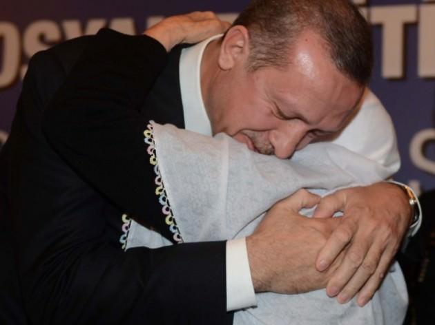 Başbakan Recep Tayyip Erdoğan, 49 torun sahibi 86 yaşındaki Fatma nineye "Aile Büyük Ödülü" verdi. Ödülü aldıktan sonra Başbakan'ın boynuna sarılan Fatma nine törene damgasını vurdu