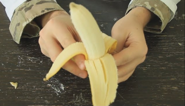 <p><strong>Muz</strong></p>

<p>Muzu arkasından, iki tarafından tutup aşağı doğru çekin. İşte bu kadar kolay.</p>
