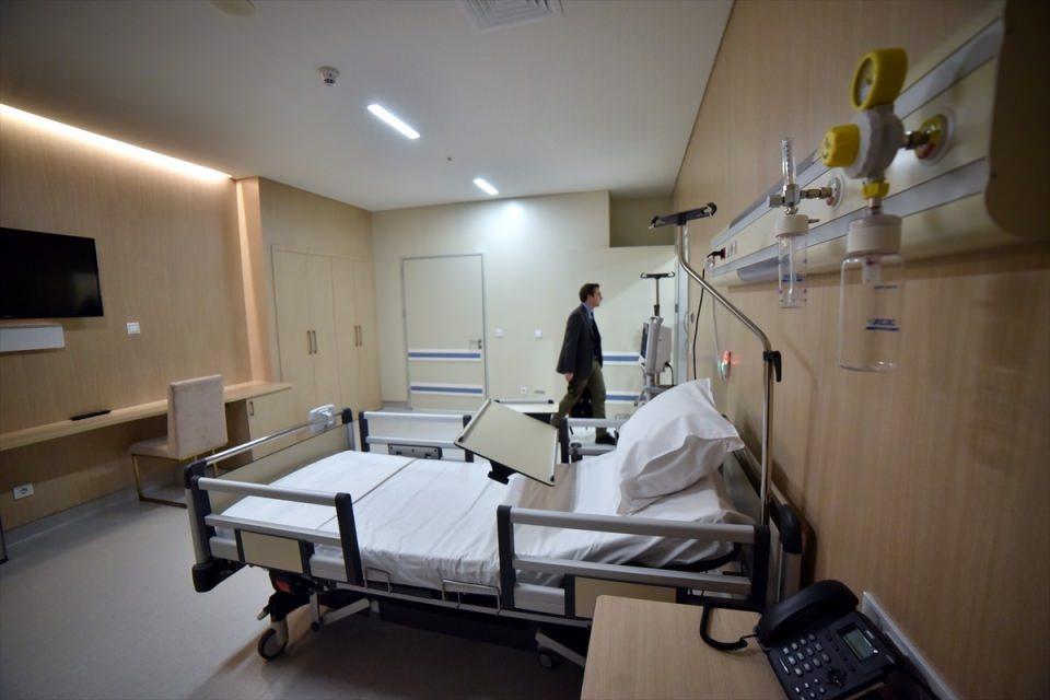 <p><strong>TEK KİŞİLİK SÜİT ODALAR</strong><br />
<br />
Bin 300 yatâk kapasitesi bulunan has­tanede, 51 ameliyathane ve 210 yoğun bakım yatağı var.</p>

<p><br />
 </p>
