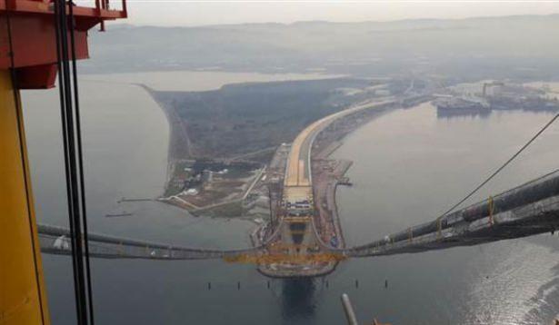 <p>Köprünün kara üzerindeki tabliyelerinin yerleştirilmesinden sonra geçtiğimiz Ocak ayında deniz üzerinden geçen tabliyelerin yerleştirilmesine başlandı.</p>

<p> </p>
