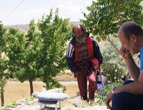 <div class="textContainer">
<p>Evinden ayrıldığında Ethem 6 yaşındaymış. En son 18 Mayıs 2013’de İbrahim Kaypakkaya’yı anmaya gelen grupla geldiğinde görüşmüşler. “Yanıma uğradı. Sanki saklanıyor gibiydi. Kötü bir şeyler olacağını o zaman gördüm. Ama elimden gelen bir şey yoktu” demekten kendini alamıyor.</p>
</div>