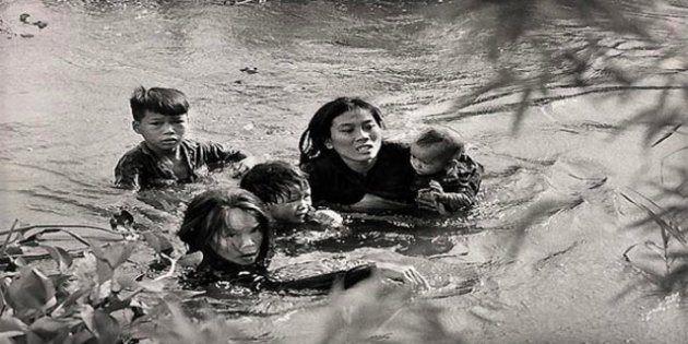 <p><strong>1965 Kyoichi Sawada</strong><br />Japonya Güney Vietnam'da anne ve çocukları ABD bombalarından kaçmak için nehri geçmeye çalışıyor Reklam</p>