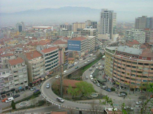 <p>BURSA</p>
<p> </p>
<p>1 milyon 982 bin seçmeni bulunan Bursa'da 2 bin denek üzerinde yapılan kamuoyu araştırmasında AK Parti Büyükşehir Belediye Başkan Adayı Recep Altepe deneklerden yüzde 50 oy alırken, CHP Büyükşehir Belediye Başkan Adayı Necati Şahin yüzde 27, MHP Büyükşehir Belediye Başkan Adayı Kadir Koçdemir yüzde 14 oy aldı.</p>