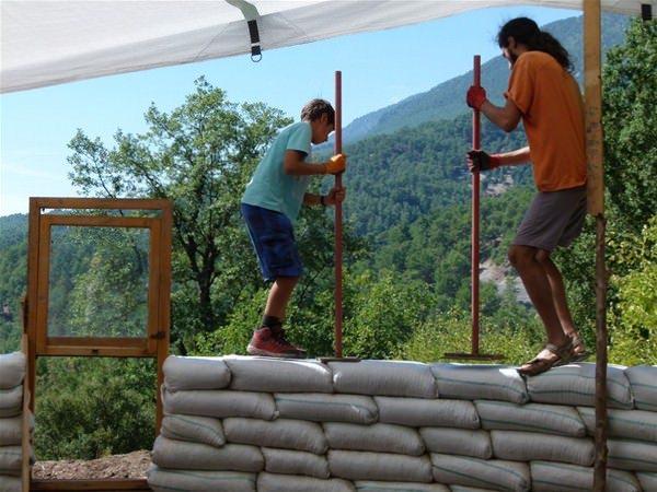 <p>Duvarın örülmesine devam edilirken 12. sırada mutfak penceresinin, 14. sırada ise salon ve yatak odası pencerelerinin üzerine ahşap kalaslar (lento) konuldu.</p>
