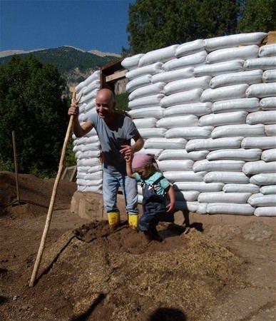 <p>Toprağın kaba elekle elenmesinden sonra, içine saman katarak hazırlanan çamurla sıvanmaya başlandı çuvallar.</p>
