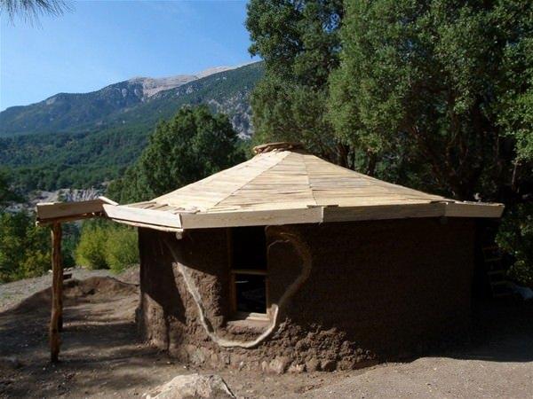 <p>Çuva'nın genel inşası bitip kendini belli edince başladı daha hafif dokunuşlar.. Mandala direklerinin uzun uçları kesilip destek için içten çakıldı.</p>
