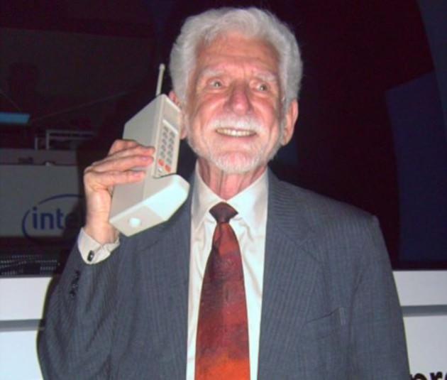 <p>Motorola mühendisi Martin Cooper, 40 yıl önce, 3 Nisan 1973 tarihinde cep telefonuyla ilk kez konuşan insan unvanını elde etti. Cooper, New York’ta yaptığı görüşmede, rakipleri Bell Laboratuvarları’ndan bir arkadaşını arayarak ona hayatı boyunca unutamayacağı bir sürpriz yaptı.</p>