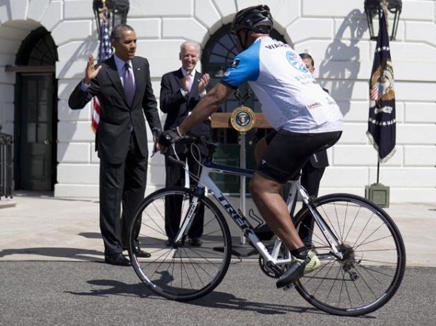 ABD Başkanı Barack Obama, cep telefonuyla fotoğrafını çeken dinleyiciyi şaşkına çeviren bir hareket yaptı.
