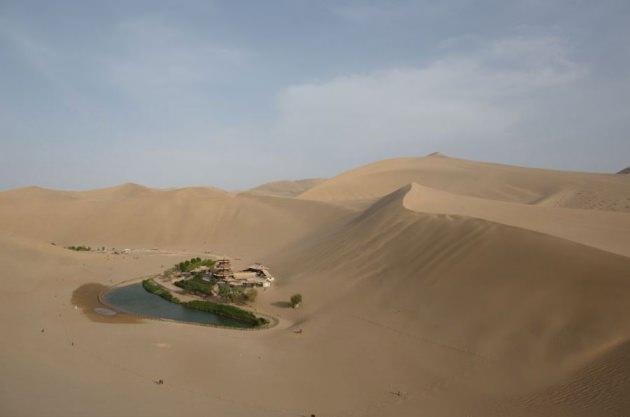 <p>Çin'in ortasınnda uçsuz bucaksız kum tepeleri arasında bir vaha.</p>