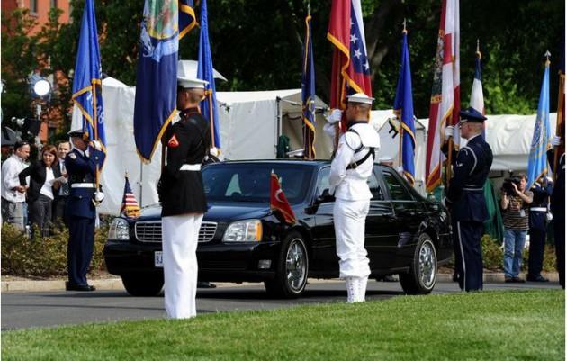 <p>ABD Başkanı Barack Obama'yla görüşmek için Beyaz Saray'a gelen Başbakan Erdoğan, askeri törenle karşılandı.</p>