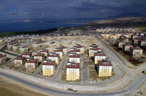 Van'da geçen yıl meydana gelen depremlerden kısa süre sonra yapımına başlanan ve 23 Ekim tarihinde hak sahiplerine teslim edilecek olan afet konutlarının son hali havadan görüntülendi.