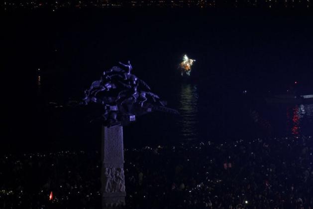 Üçkuyular Semti sahilinde başlayan etkinlikte, 15'e 30 metrelik su perdesine yansıtılan Atatürk'ün at sürerken betimlendiği resmi, Gündoğdu Meydanı'na kadar sahilde bekleyen İzmirlilere gösterildi.