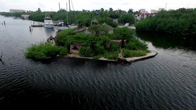 <p>2005 yılındaki ilk denemesinde kasırgalar yüzünden adayı yapamayan Sowa, ikinci denemesinde 7 yılını harcayarak adayı inşa eder.</p>

<p> </p>
