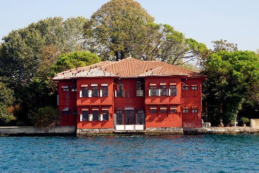 SADULLAH PAŞA YALISI Bizim Boğaz’da ziyaret edip en çok etkilendiğimiz yalılardan biri. Boğaz yalılarının içinde en eskilerden olan Sadullah Paşa Yalısı’nın barok tarzındaki üst kat salonu bir Osmanlı otağı şeklinde yapılmış. Tavan işçiliği muazzam. Salona çıkan merdivenin yanına orkestra için özel bir yer yapılmış. Odalardaki Edirne işi bezemeler inanılmaz güzel. Aşı boyalı yalı, Sultan I. Abdülhamid tarafından XVIII. yüzyılın ikinci yarısında Darüssaade Ağası (hadım edilmiş saray görevlisi) Mehmed Ağa’ya verilmiş. 1872’de yalıyı satın alan Sadullah Paşa, II. Abdülhamid döneminde jurnalcilerin kurbanı olmuş. V. Murad’ı tekrar başa geçirmek isteyenlerden biri olduğu için yurtdışına gönderilmiş. Önce Berlin, sonra da Viyana’da büyükelçilik yaptığı dönemlerde yurda dönmesine izin verilmemiş. Tanzimat Edebiyatı’nın ünlü isimlerinden biri olan Paşa yabancı bir kadınla ilişki yaşamış. Bunun duyulmasından çekinmiş ve girdiği bunalım sonucu Viyana’da, 1891 yılında intihar etmiş. İşin ilginç yanı mutsuz bir evlilik yapan en büyük oğlu Asaf da intihar etmiş. Eşinin öldüğüne asla inanmayan Necibe Hanım, evi daima Sadullah Paşa gelecekmiş gibi hazır tutmuş, onun en sevdiği elbiseleri giymiş. Necibe Hanım 1917’de vefat etmiş, bunun üzerine çocukları yalıyı, uzaktan akrabaları olan Ferit Tek‘e satmışlar. Ondan da kızı Dr. Emel Esin ve eşi Seyfullah Esin‘e kalmış. Babası Ahmet Ferit Tek, Cumhuriyet döneminin bakan ve hariciyecilerinden olan Emel Esin, 1914’te İstanbul’da doğmuş. Annesi Müfide, Fecr-i Ati döneminin kadın yazarlarındanmış. Önemli bir akademisyen olan Esin, Paris Üniversitesi’nden sanat tarihi doktoru unvanı almış. Önce bir Mısır prensi ile, 1941 yılında da büyükelçi Seyfullah Esin ile Tokyo’da evlenmiş. Tek-Esin Vakfı’nı kuran Esin Hanım 1987 yılında vefat etmiş. Yalı vakıf masraflarına katkıda bulunsun diye kiraya veriliyor. Ayşegül Tecimer Nadir yalıda kiracı olarak otururken bahçede bulunan tarihi bir Kuran yüzünden Türkiye’den ayrılmak zorunda kalmış, ardından Fas’ın Marakeş şehrine yerleşmişti.