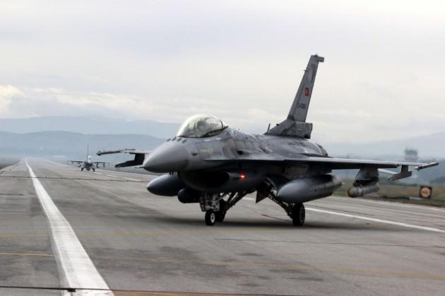 Öyle ki, oldukça hızlı hareket eden jetin içinde bulunan pilotlar, kuşu gördüğünde çok geç olabiliyor. Uzakta küçücük bir siyah nokta halinde görülen kuş, bir iki saniye içinde cama çarpmış olabiliyor. Hızlı çarpma, oldukça kalın ve esnek olan kabin camını kırabiliyor.