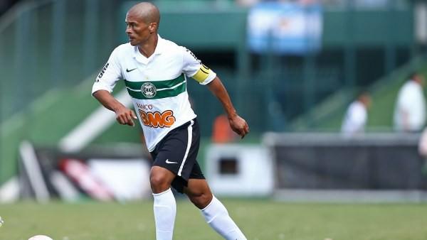 <p>EFSANELER SİVAS'TA BULUŞUYOR<br />Yiğido'nun teknik patronu Roberto Carlos, zirveye oynayacak kadroyu kurmak i&ccedil;in kolları sıvadı. Sambacı, en b&uuml;y&uuml;k bombayı Alex de Souza ve Deivid'e kırmızı-beyazlı formayı giydirerek patlatmaya hazırlanıyor. Lugano i&ccedil;in de girişimler başladı. FANATİK</p>