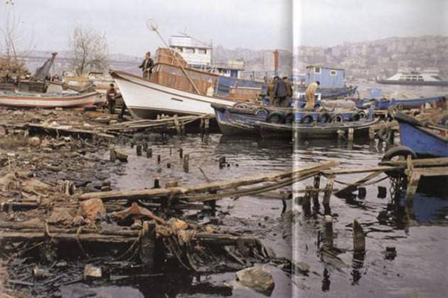 <p>Bu fotoğraf 1979'da çekildi. Bir zamanların balık deposu "altın boynuz"un Haliç'in kirlenme sürecinde can çekişip ağladığı yıllar...</p>