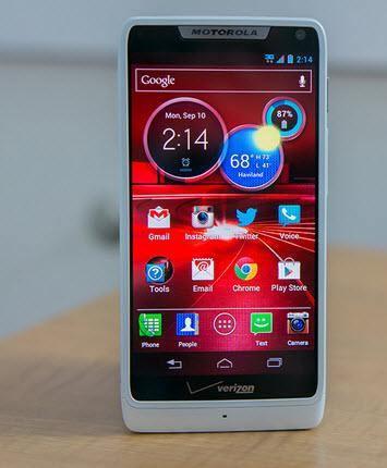 Motorola Droid Razr M 8 Megapiksel çözünürlüğünde Full HD video kaydı yapabilen kamerası dışında ve 3G ve WiFi ağları da destekleniyor. Galaxy Note II Tablet telefon karışımı Galaxy Note II'nin 5.5 inç'lik dev bir ekranı var.