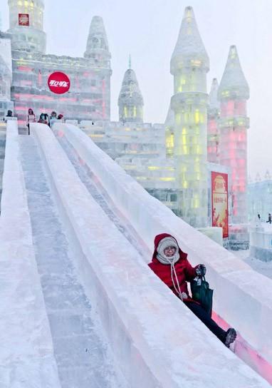 Çin'de gerçekleşen 'Jingyue Snow World Festival' adlı geleneksel kar festivalinde dev binalar inşa edildi. Binaların özelliği ise hepsinin kardan yapılması... 200 kilometrekarelik bir alanda gerçekleşen festival için onlarca sanatçı günlerce çalıştı. Heykeller, gece de ışıklandırılarak görsel bir şölen sunuyor.