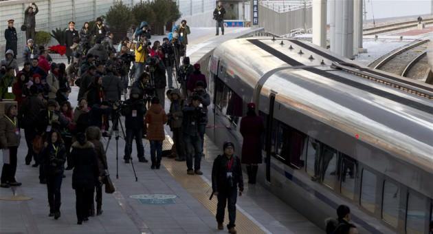 Demiryolu hattı, başkent Pekin'i güneydeki Guangzhou kentine bağlıyor.